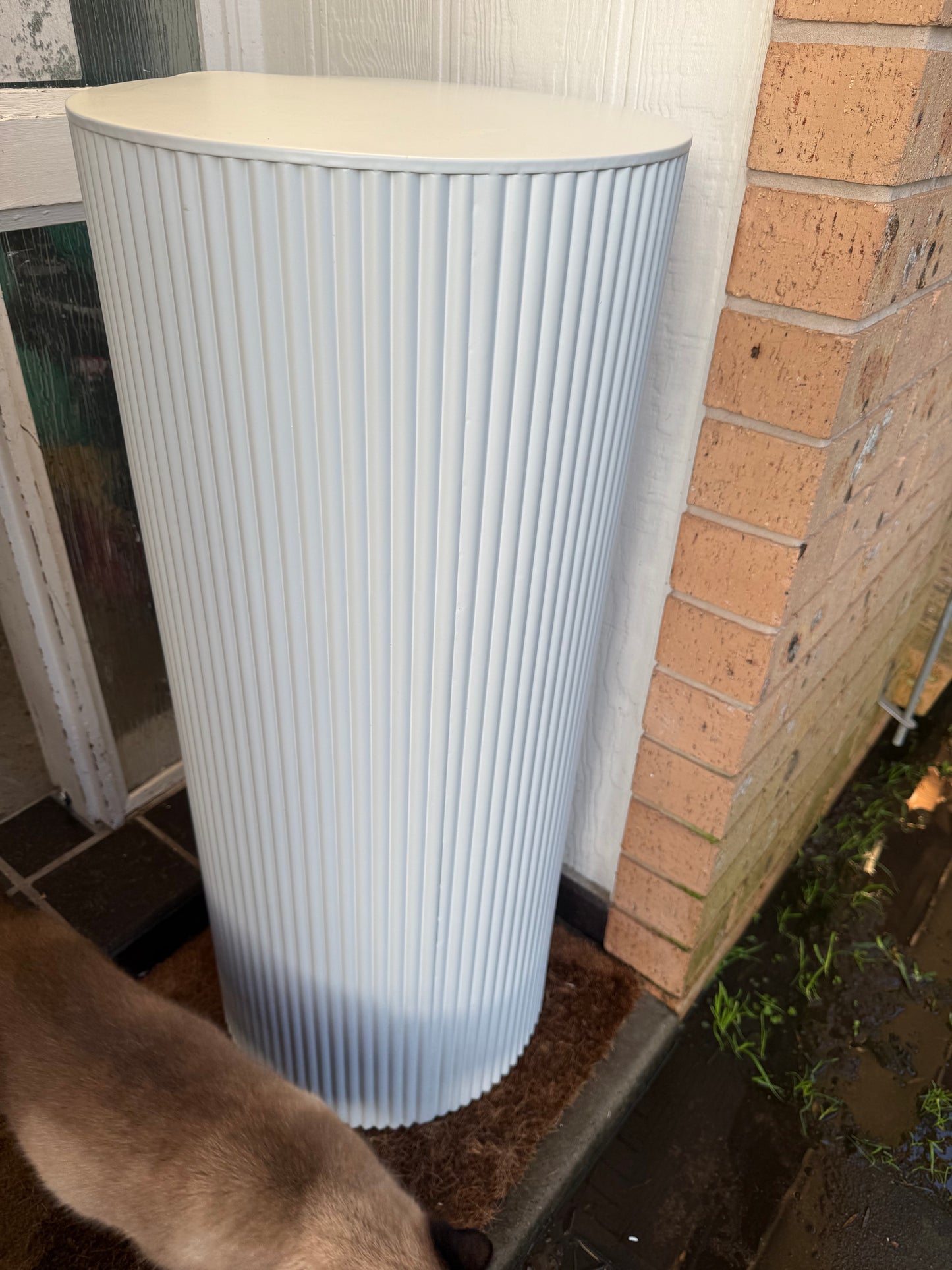 Ribbed plinths