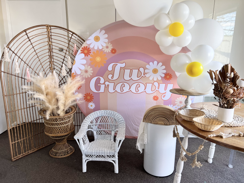 Two groovy party