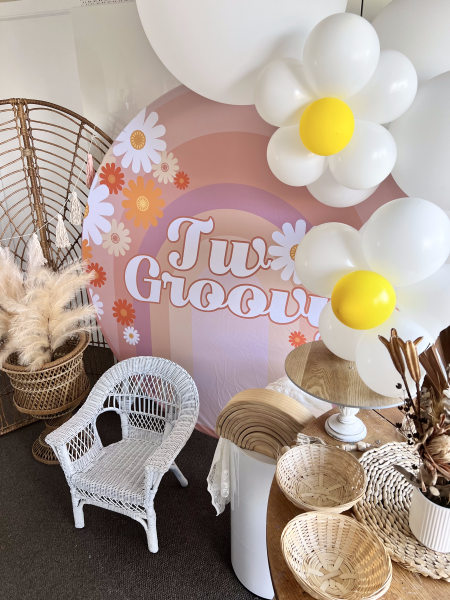 Two groovy party