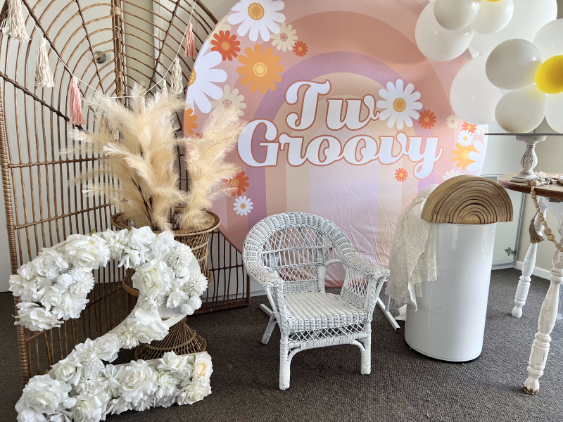 Two groovy party